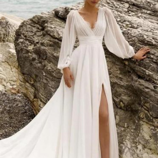 Flavia | abito da sposa con profonda scollatura, maniche lunghe e schiena scoperta con strascico